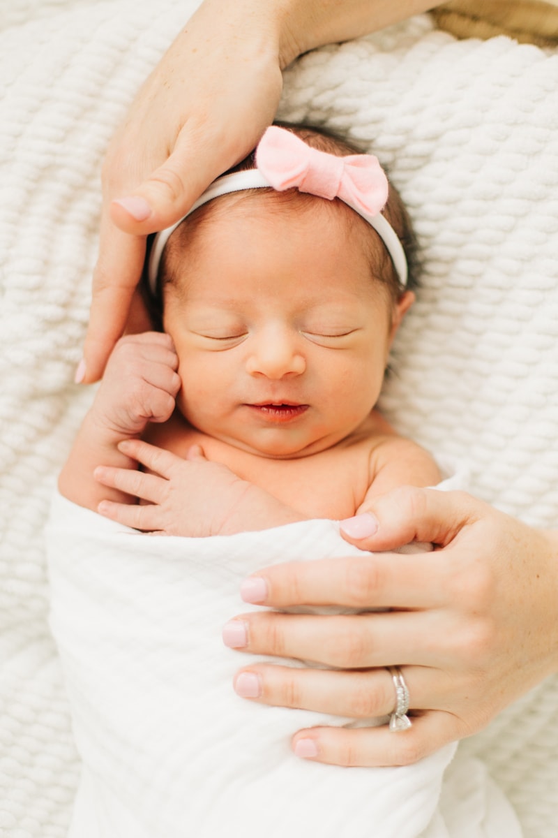 Newborn Photographer, baby girl with bow on her head